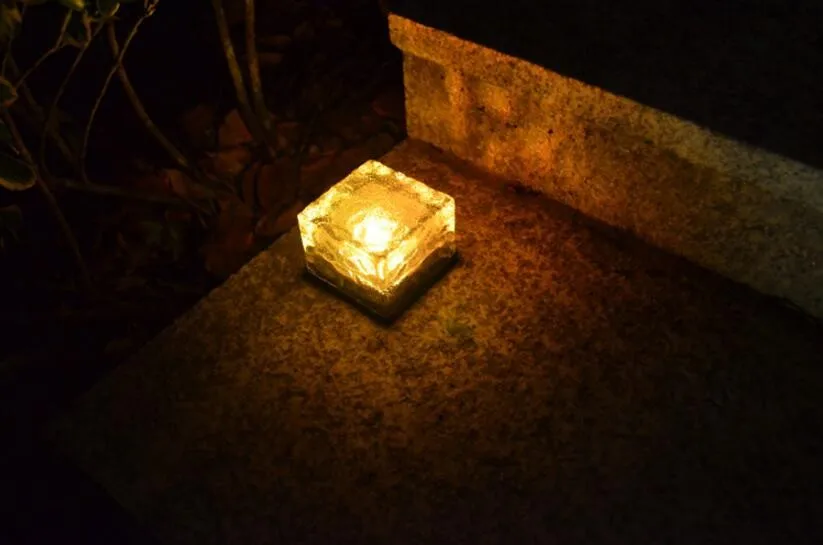 저렴한 태양 전원 LED 지상 크리스탈 유리 얼음 벽돌 모양 야외 마당 정원 빛 풍경 지하 램프 30 개/몫