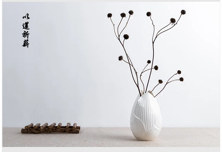 Керамическая ваза белого цвета в скандинавском стиле с белыми цветами лотоса