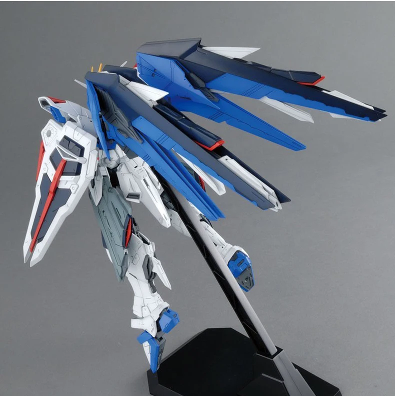 Japaness Bandai оригинальная модель MG 1/100 Gundam ZGMF-X10A Freedom 2,0 Уничтожьте броню разблокированный мобильный костюм детские игрушки BANDAI