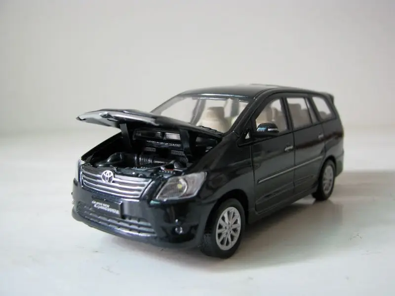 Кио шо OEM 1:43 TOYOTA 2011 Grand Kijang Innova бутик сплава автомобиля игрушечные лошадки для детей Модель оптом