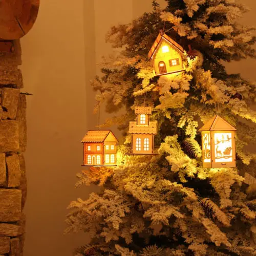 Деревянная новогодняя елка освещенный домик подвесные украшения праздничное