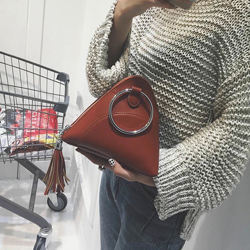 Женская мини сумка с кисточками треугольная женская мессенджер из искусственной