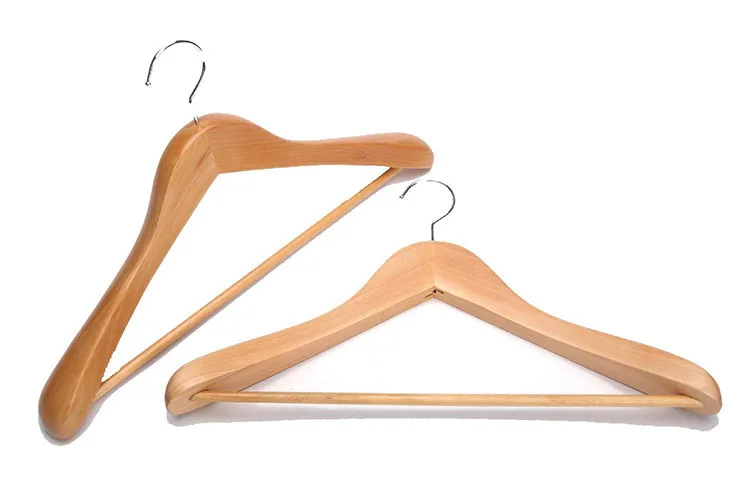 Деревянная вешалка для пальто с очень широкими закругленными плечами костюма