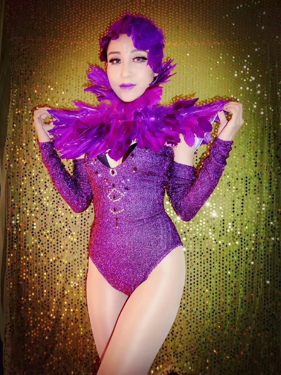 Соблазнительное боди с розовыми кристаллами наряд юбкой на плечо перьями