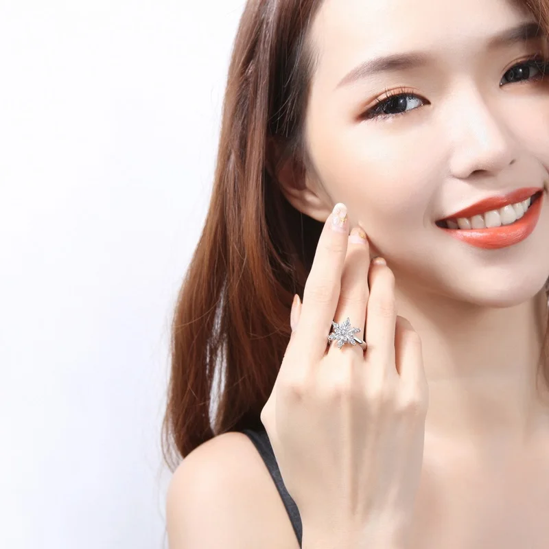 Женское кольцо с цирконием белое Открытое со снежинками и цветком для дня