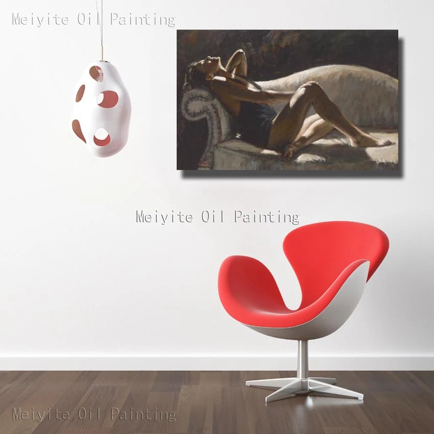 Полуголые женщины лежали в диване сексуальные наряды красивые женские настенные