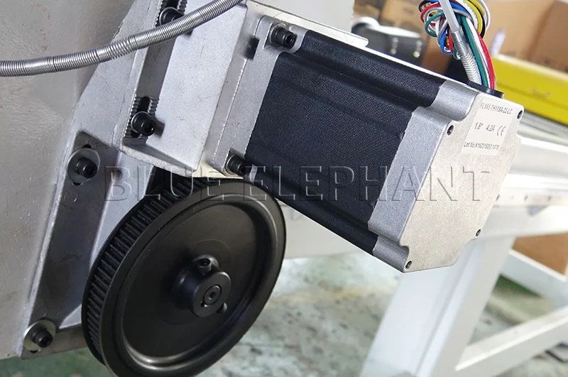 Деревообрабатывающий фрезерный станок с ЧПУ 1212 вакуумной поверхностью стола