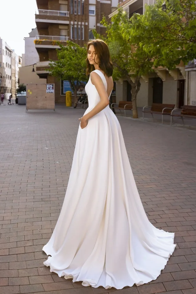 Женское платье трапеция Vivian's Bridal простой сатин с коротким шлейфом глубоким v