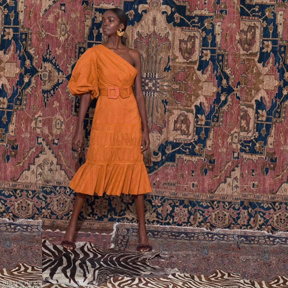 Женское ажурное платье русалка оранжевое с коротким рукавом на одно плечо поясом