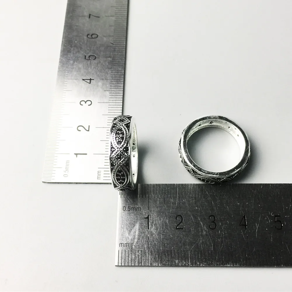 Кольцо с серебряной волнистой леской черное кубическим цирконием сердечком TS 2018