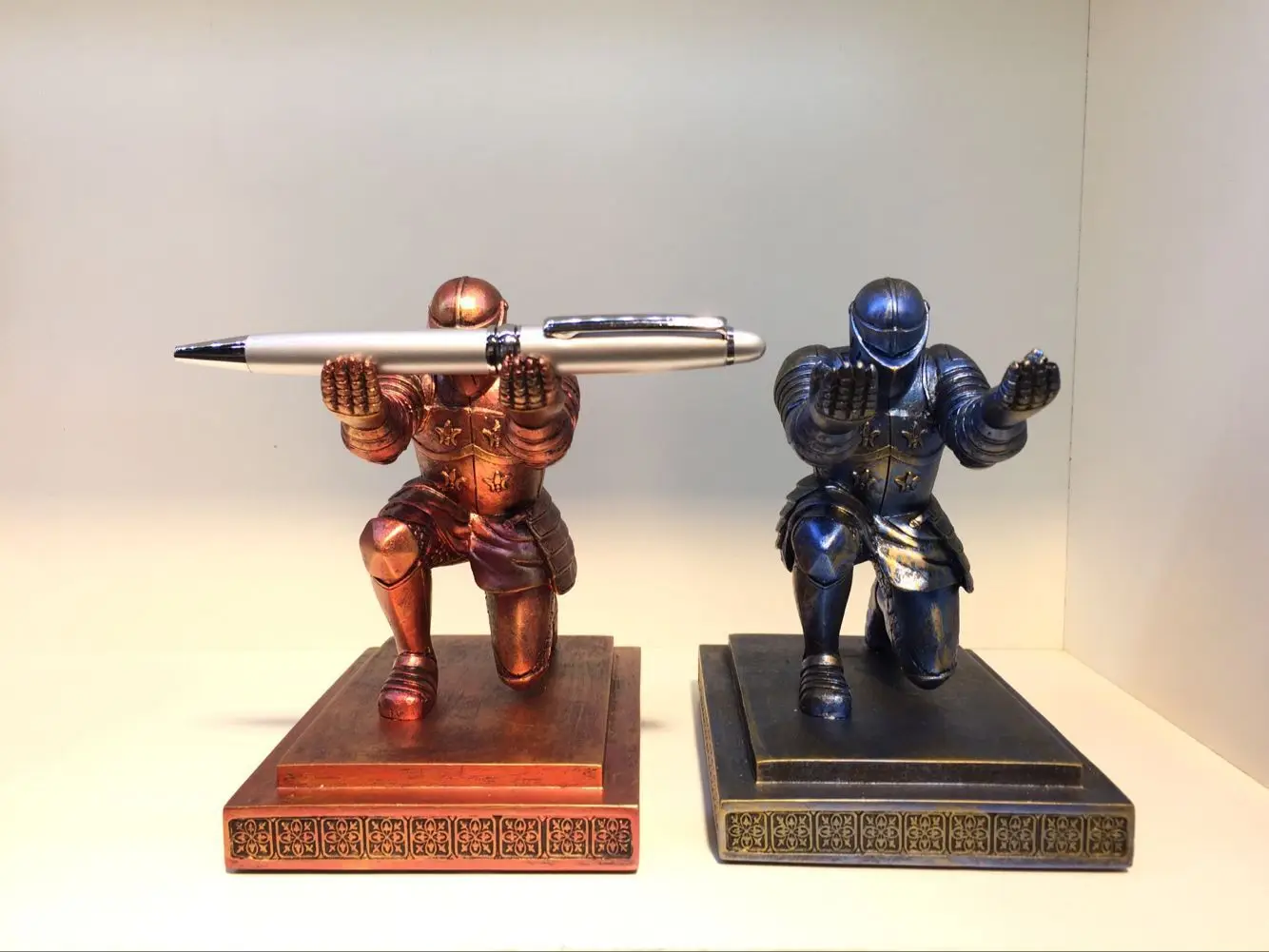 1 шт. домашний Декор Фигурка держатель ручки рыцарь ручка сиденье панцири Hero Pen