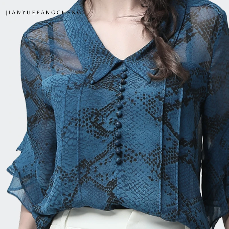 Женская шифоновая блузка с принтом синего цвета узором под змеиную кожу печатные