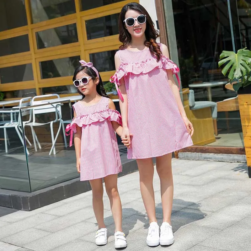 Платье жилет в полоску с открытыми плечами для мамы и дочки|Сочетающаяся одежда