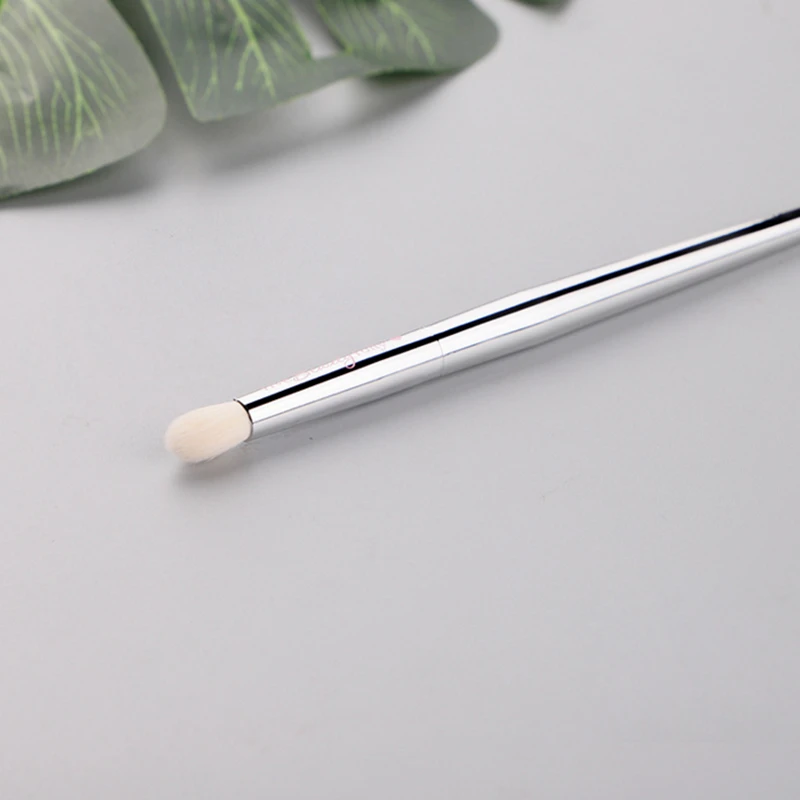 Кисть для теней It Cosmetic Tip серебристая хромированная синтетическая коническая