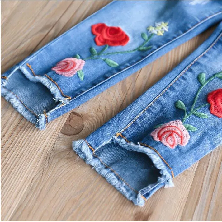 Y32054241 осенние детские джинсы для девочек с цветочной вышивкой и кисточками