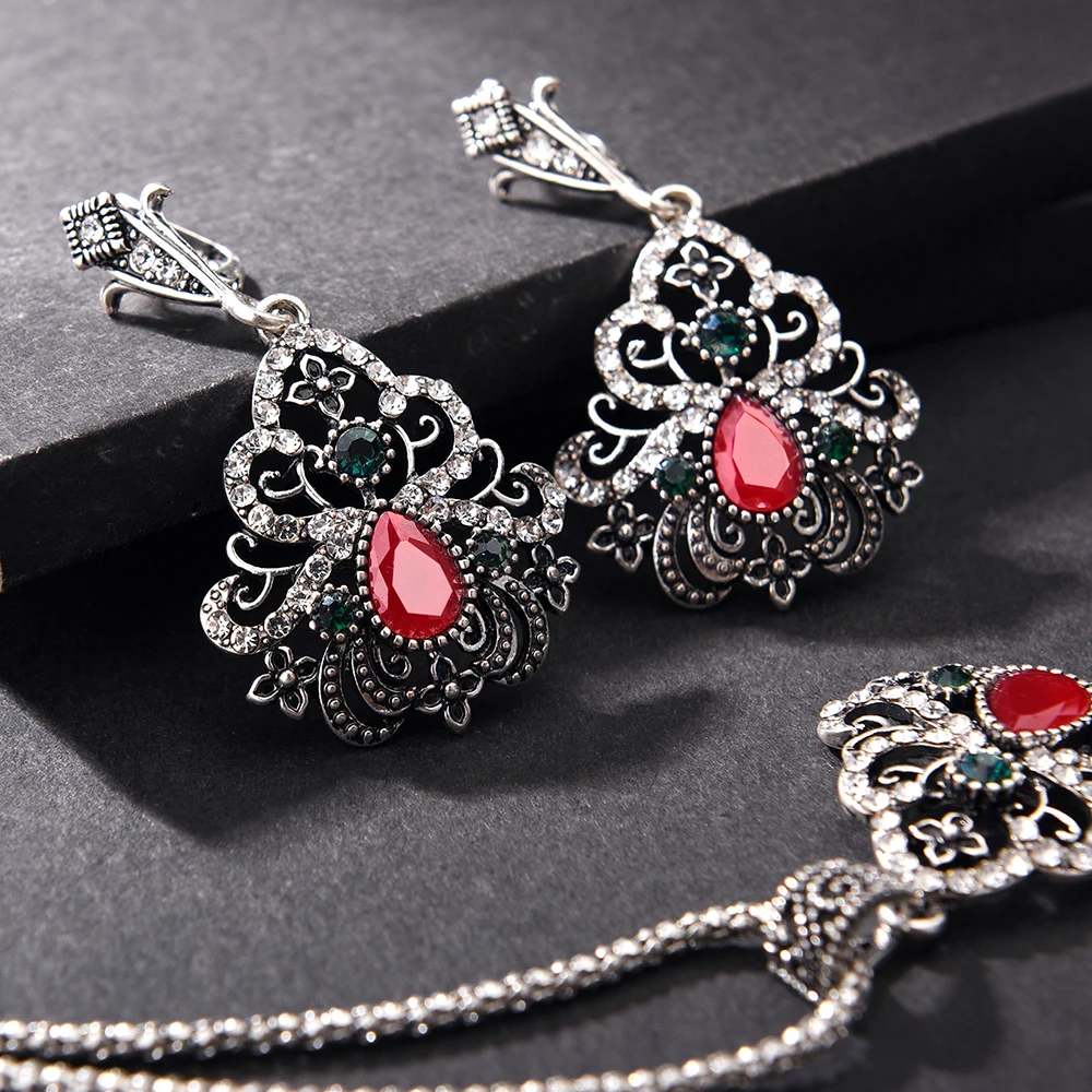 Женский ювелирный набор из колье и серёг в античном стиле золотого зеленого