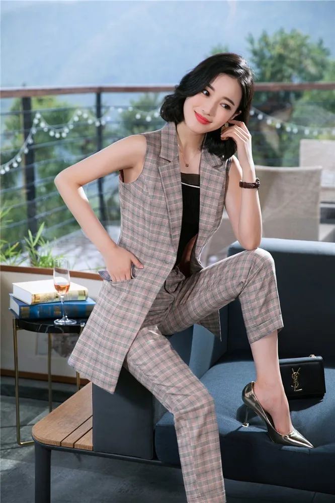 Женский деловой костюм в клетку с жилетом и брюками офисном стиле жилет брючные