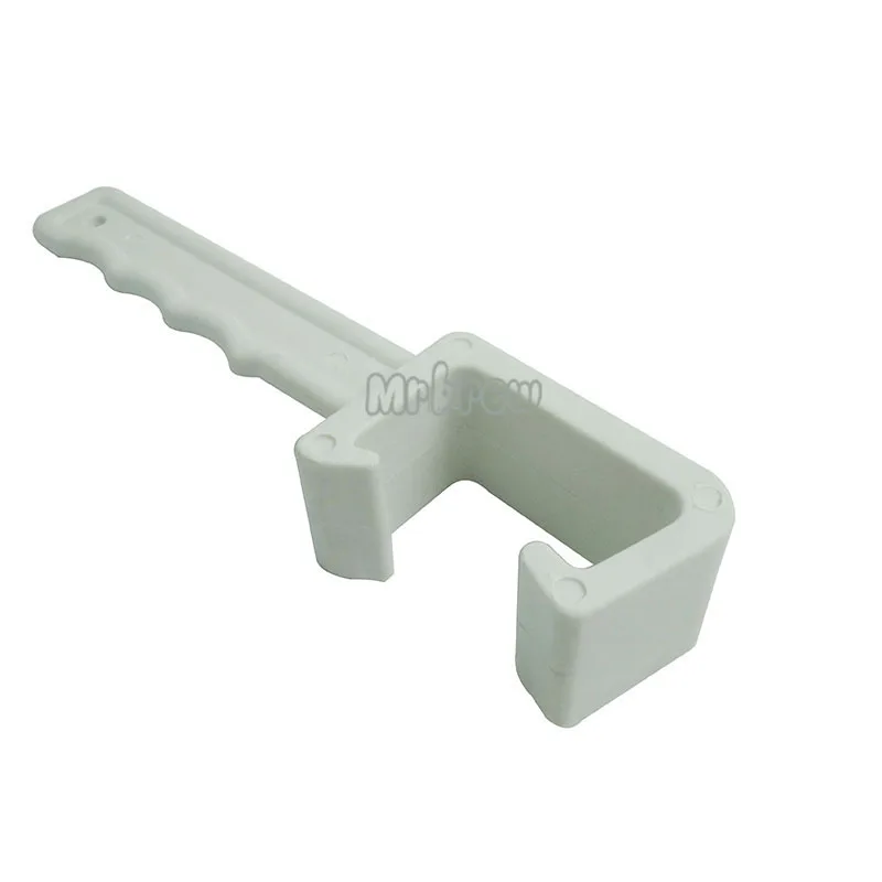 Пластиковый инструмент для открывания крышек ведра ферментации пива в домашних