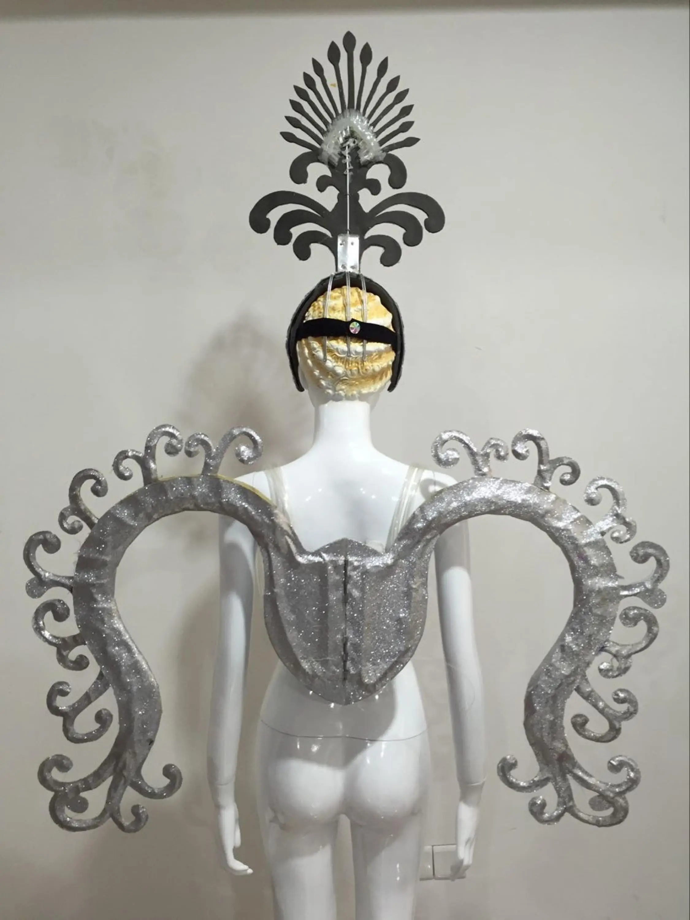 Маска карнавальная с перьями для бразильских карнавалов