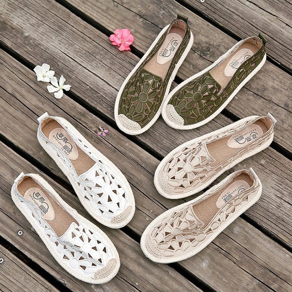 Женская парусиновая обувь на плоской подошве с вырезами и цветочным принтом в