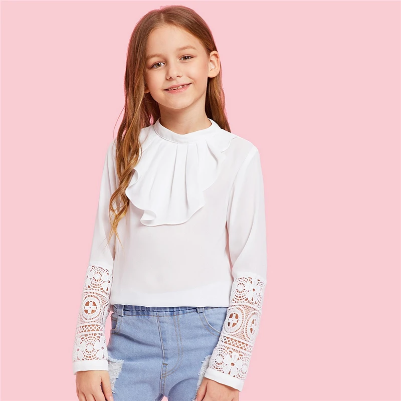 SHEIN Kiddie/белая однотонная контрастная кружевная Повседневная Блузка с оборками спереди; топы для детей; коллекция года; весенние блузки с длинными рукавами и вырезом-лодочкой на спине для девочек