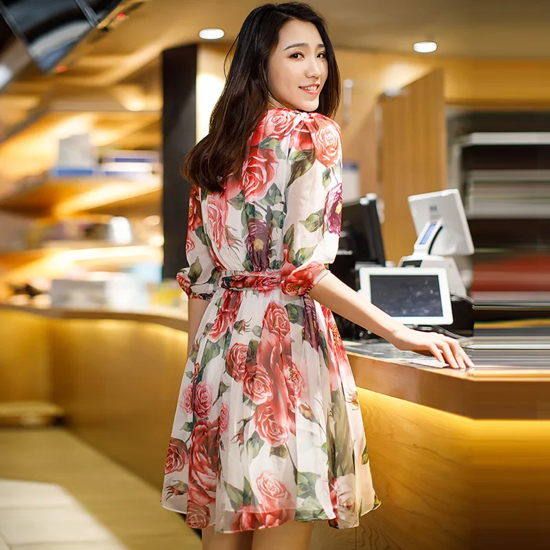 

New 2019 summer dress rose necklaces sleeves dress waist lace A .