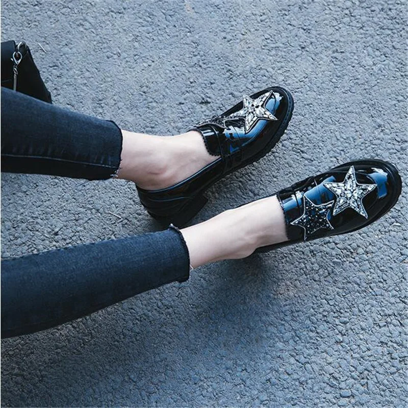 Fornihapfirafs/Модная популярная женская обувь; черная кожаная женская повседневная обувь на плоской подошве с геометрическим рисунком и кристаллами; женские лоферы без застежки с круглым носком