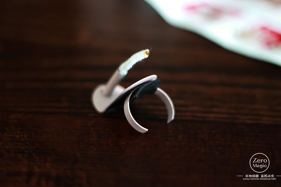 Крупным планом волшебный палец огненный сценический аксессуар магические