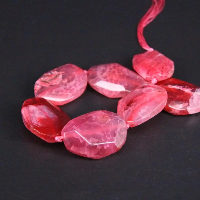 Approx9pcs/strand Розовый и красный цвет сырья трещину вен Агаты Граненый Самородок кусочек свободные Бусины, Натуральный Камень Плиты Подвески ювелирных изделий