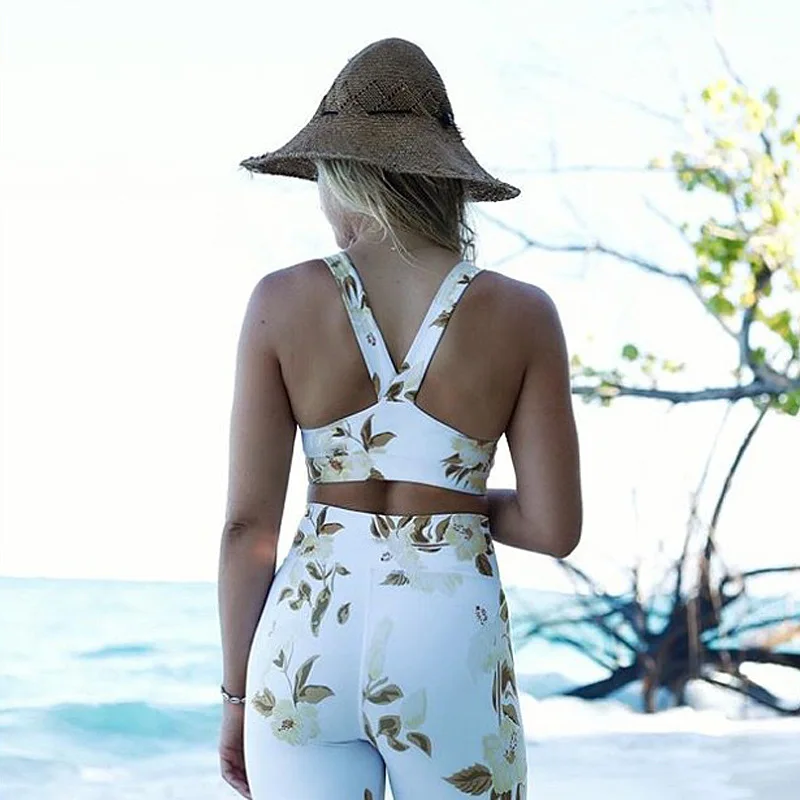 Женский спортивный костюм из двух предметов укороченный топ и леггинсы с