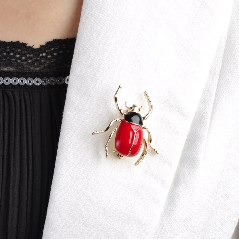 Брошь с эмалью в виде коричневого жука золотого цвета| |