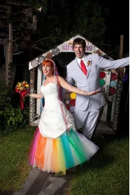 Милое сатиновое платье для невесты а силуэта Радужное яркое с драпировкой