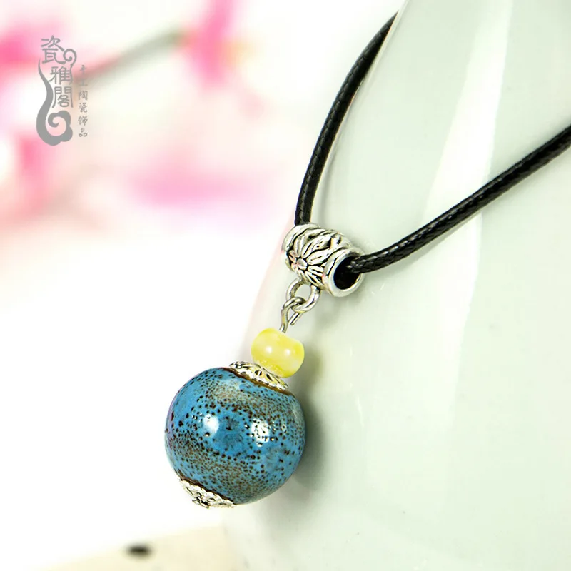 Женская короткая цепочка с керамическими бусинами