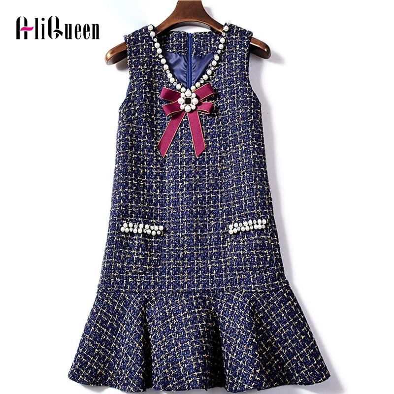 

Женское твидовое мини-платье с V-образным вырезом и бусинами