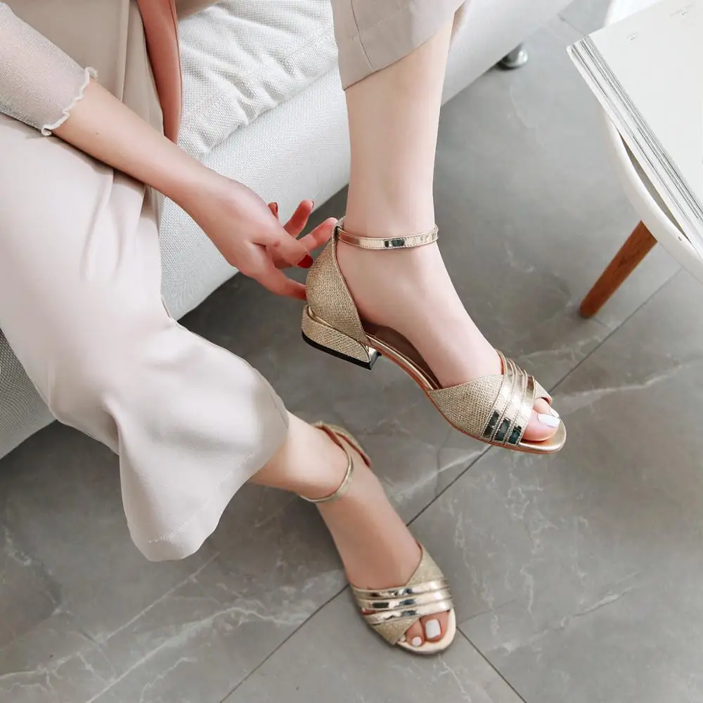 Женские сандалии с ремешком на щиколотке расшитые блестками толстом каблуке