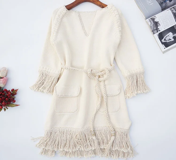 Женское трикотажное платье с кисточками бежевое ручной работы v образным вырезом