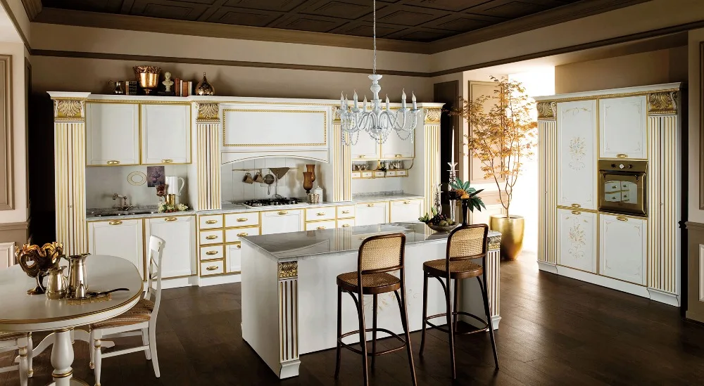 Белый деревянный кухонный шкаф с огромной римской колонной |