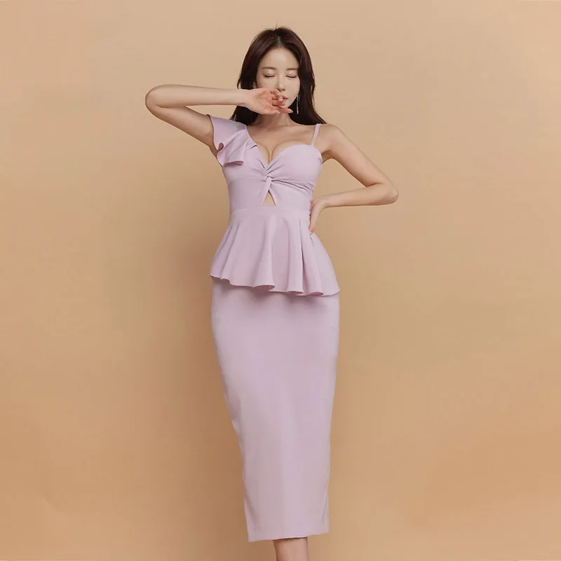 Женское платье футляр на тонких бретельках сексуальное облегающее с вырезом и