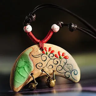 Небольшой красный керамический цветок в античном стиле эмалированные зеленые