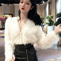 white tee Cakucool/Новинка; пушистая блузка с кисточками и длинным рукавом и v-образным вырезом; юбка из искусственной кожи с высокой талией; шикарный комплект из 2 предметов; Весенний комплект с юбкой; chandal Mujer - Цвет: white tee