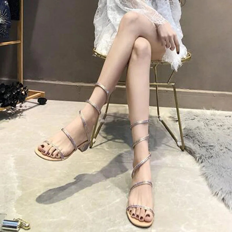 Новинка пикантные сандалии с вырезами на ремешках красное сердце кристаллами