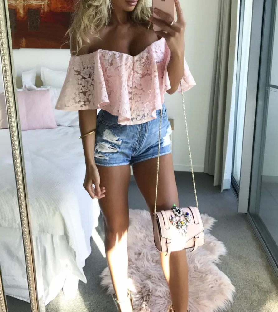 Женский кружевной костюм с оборками блузка открытыми плечами и цветочным