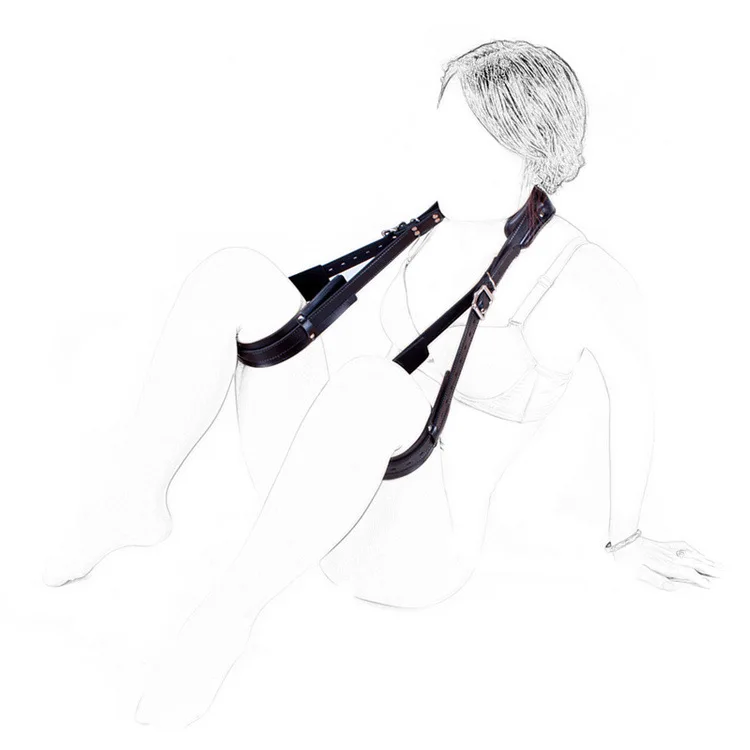 Черная кожаная обтягивающая бедра нога флирт с тюремными ограничениями