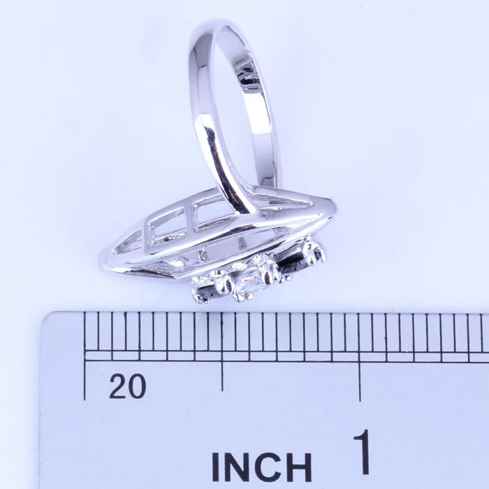 Женское кольцо с черным искусственным ониксом серебряного цвета фианитом Размер