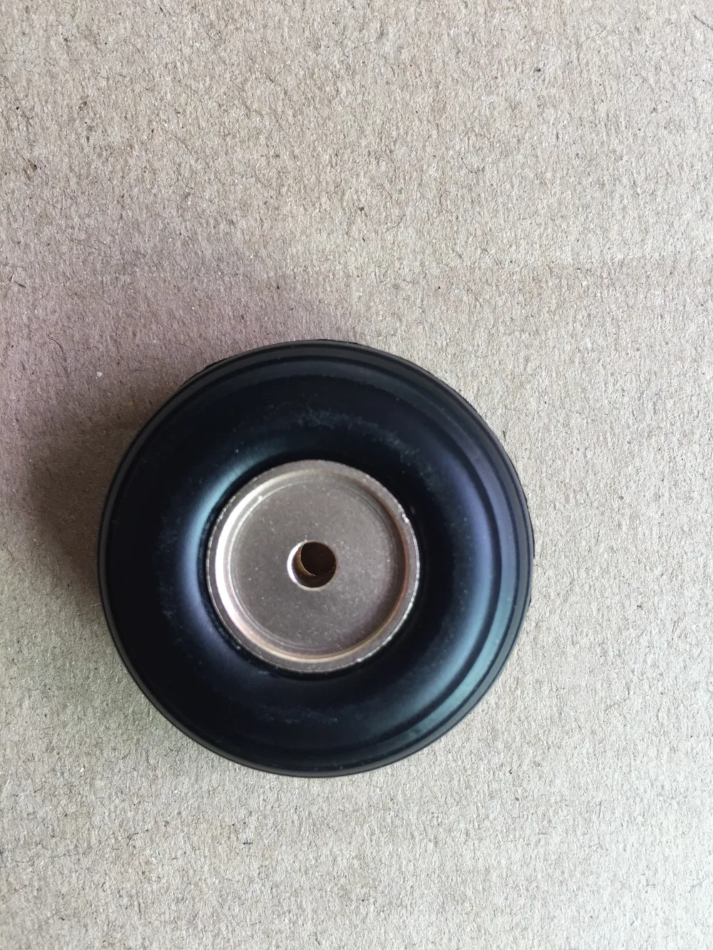 Полиуретановое колесо для радиоуправляемого самолета с алюминиевой втулкой