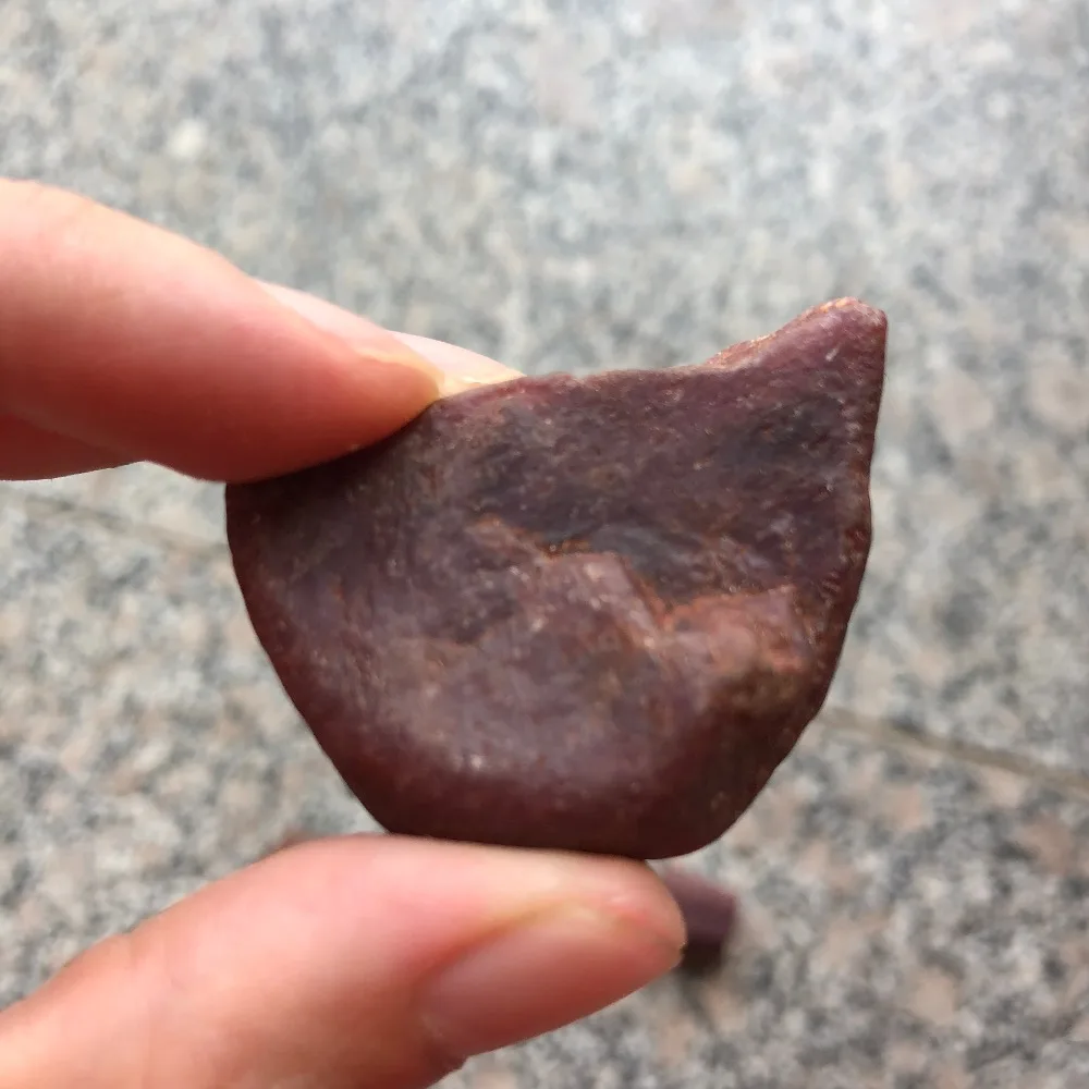 Крупные натуральные фиолетовые красные корундовые кристаллы 100 г шероховатые