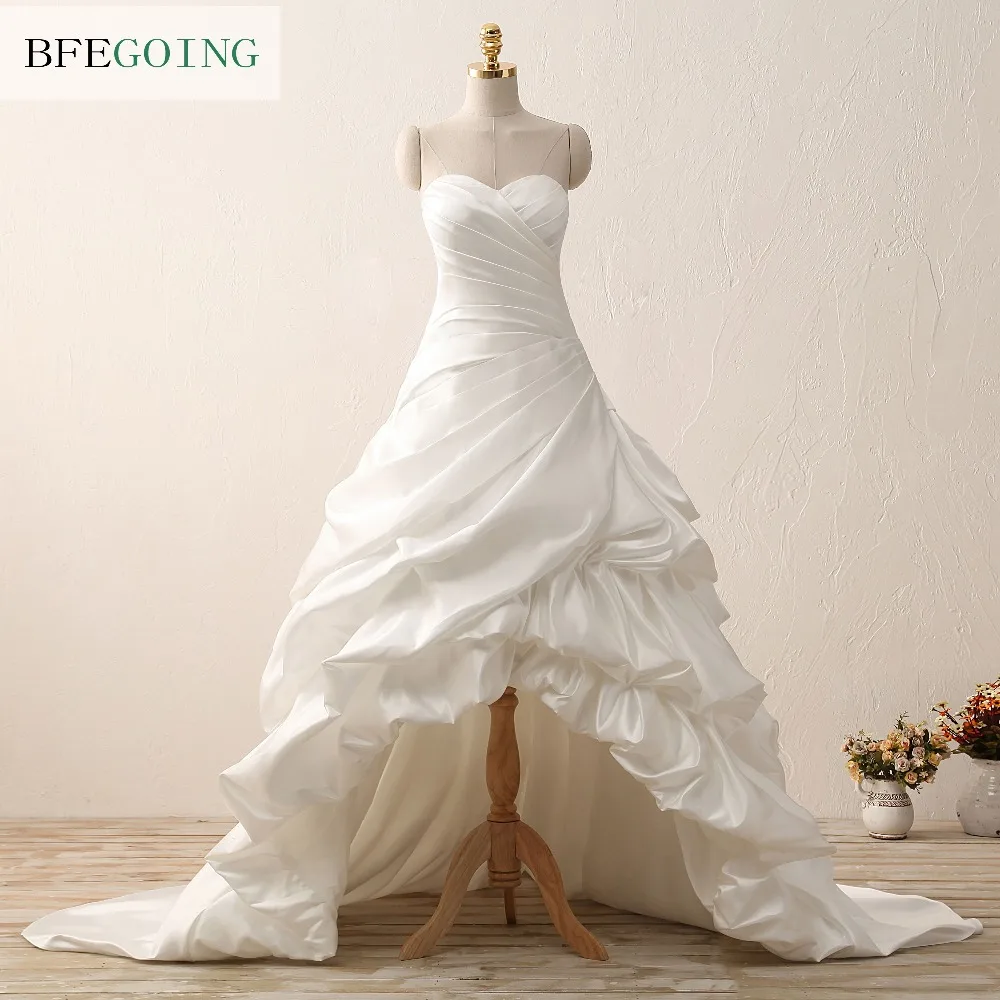 Мягкое атласное свадебное платье цвета слоновой кости длиной до пола с длинным