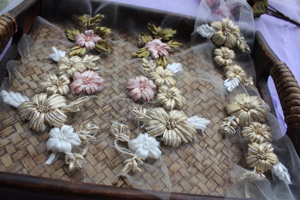 

1 set Handmade Embroidery Appliques Ribbon Flowers Embroidery Appliques