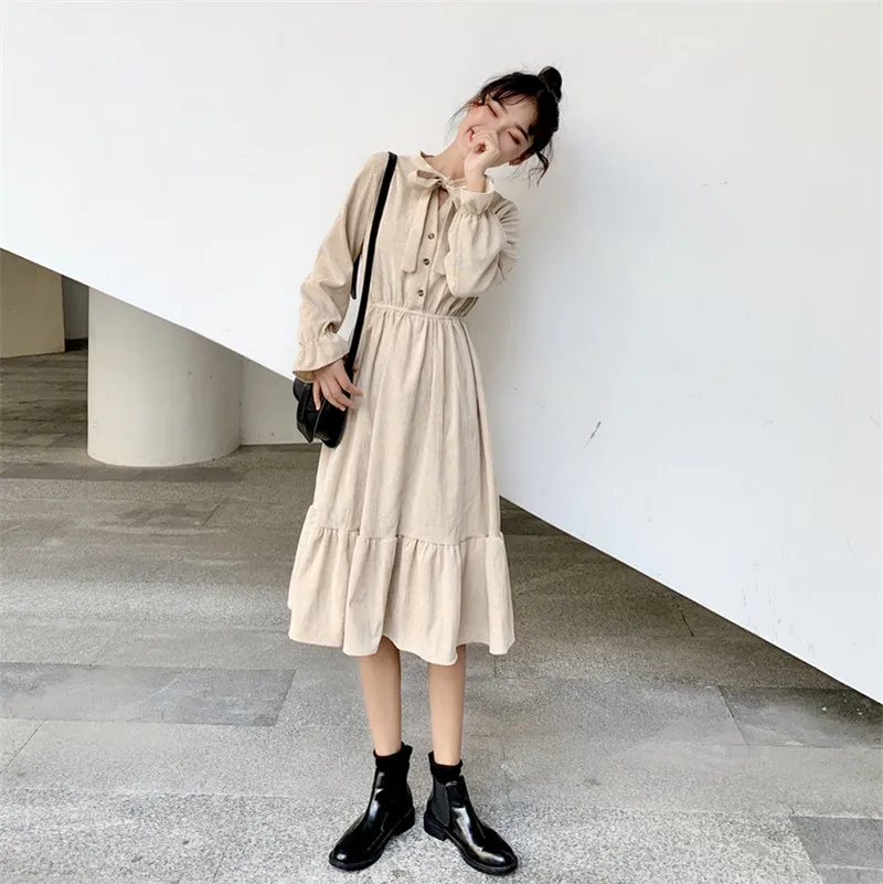 Винтажное бархатное платье женское облегающее с длинным рукавом и бантом на