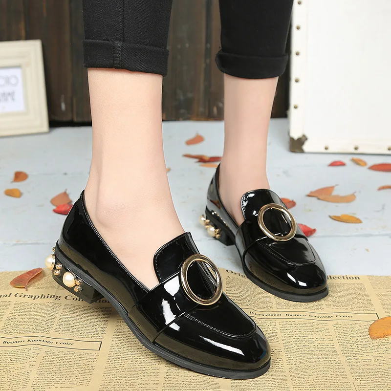 Женская кожаная обувь в английском стиле на низком каблуке с квадратным носком